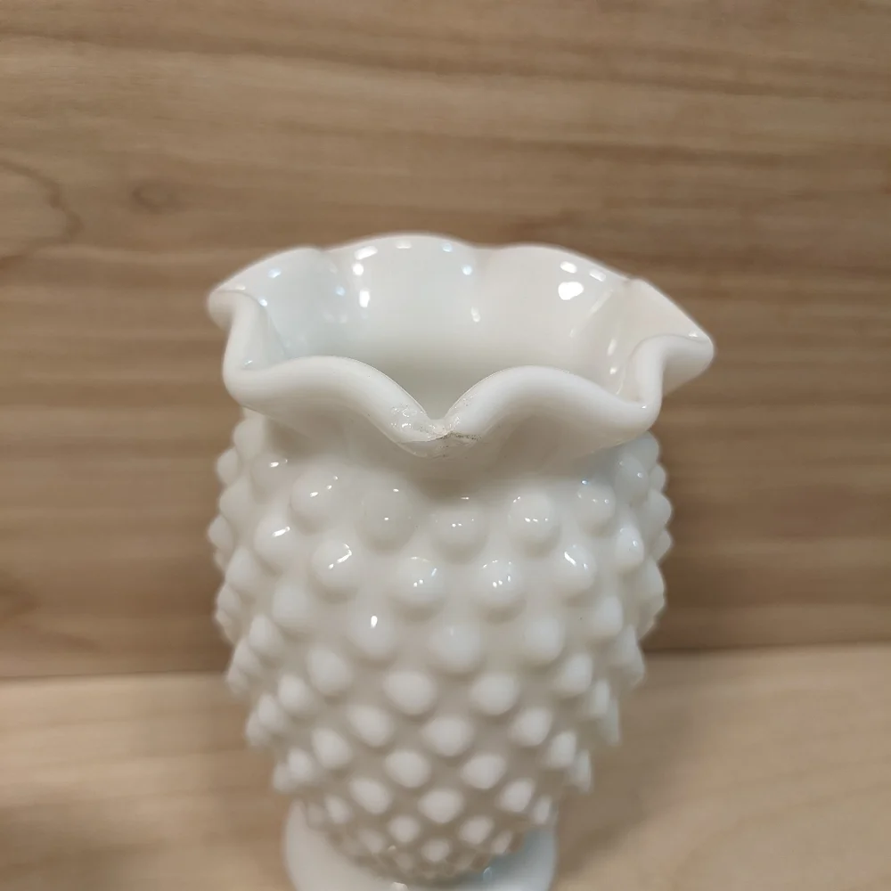 2 *flawed Vintage Fenton Hobnail Milk Glass 3 1/2" Mini Bud Vases - Picture 8 of 9